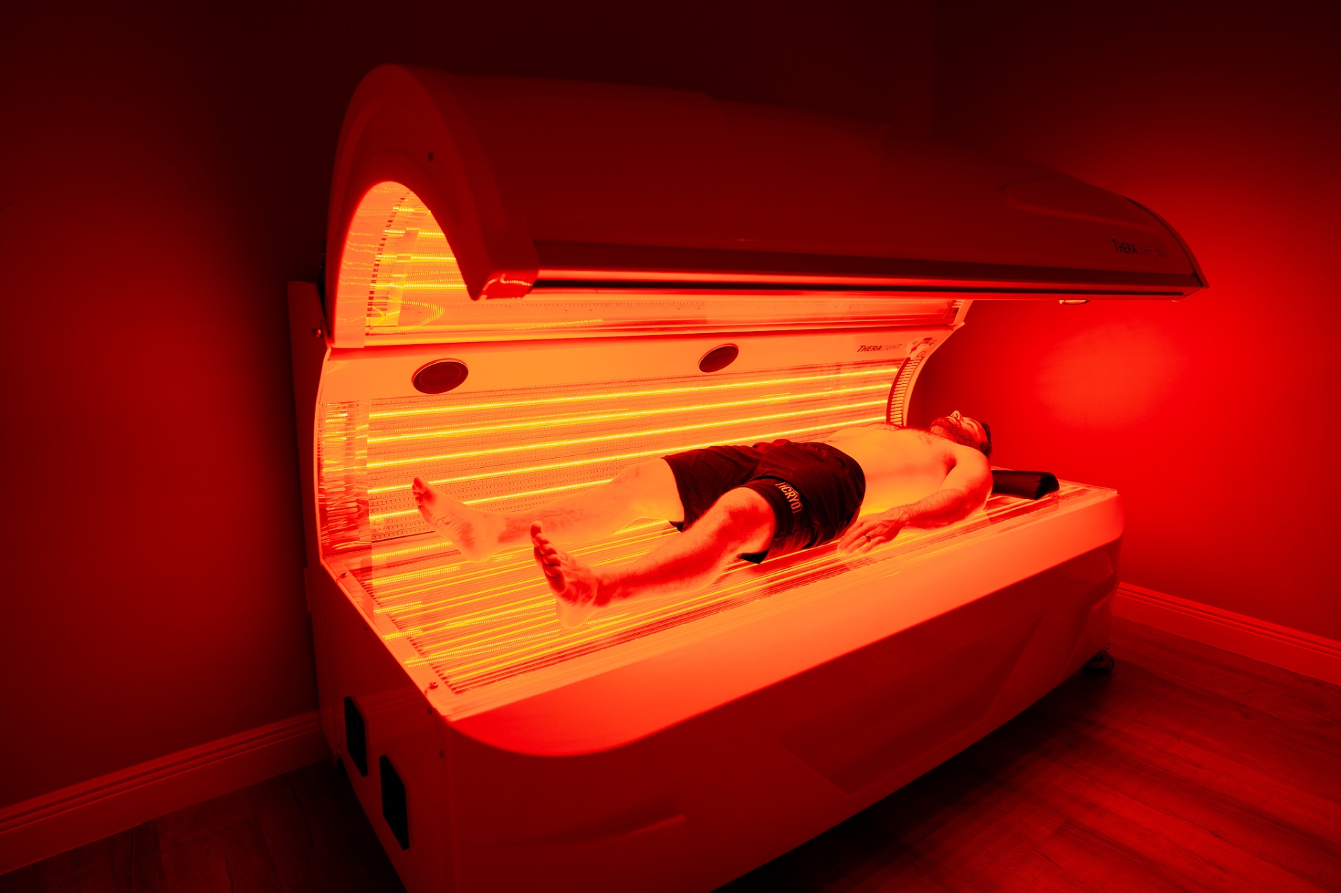 Client receiving red light therapy at iCRYO One Loudoun in Ashburn, VA