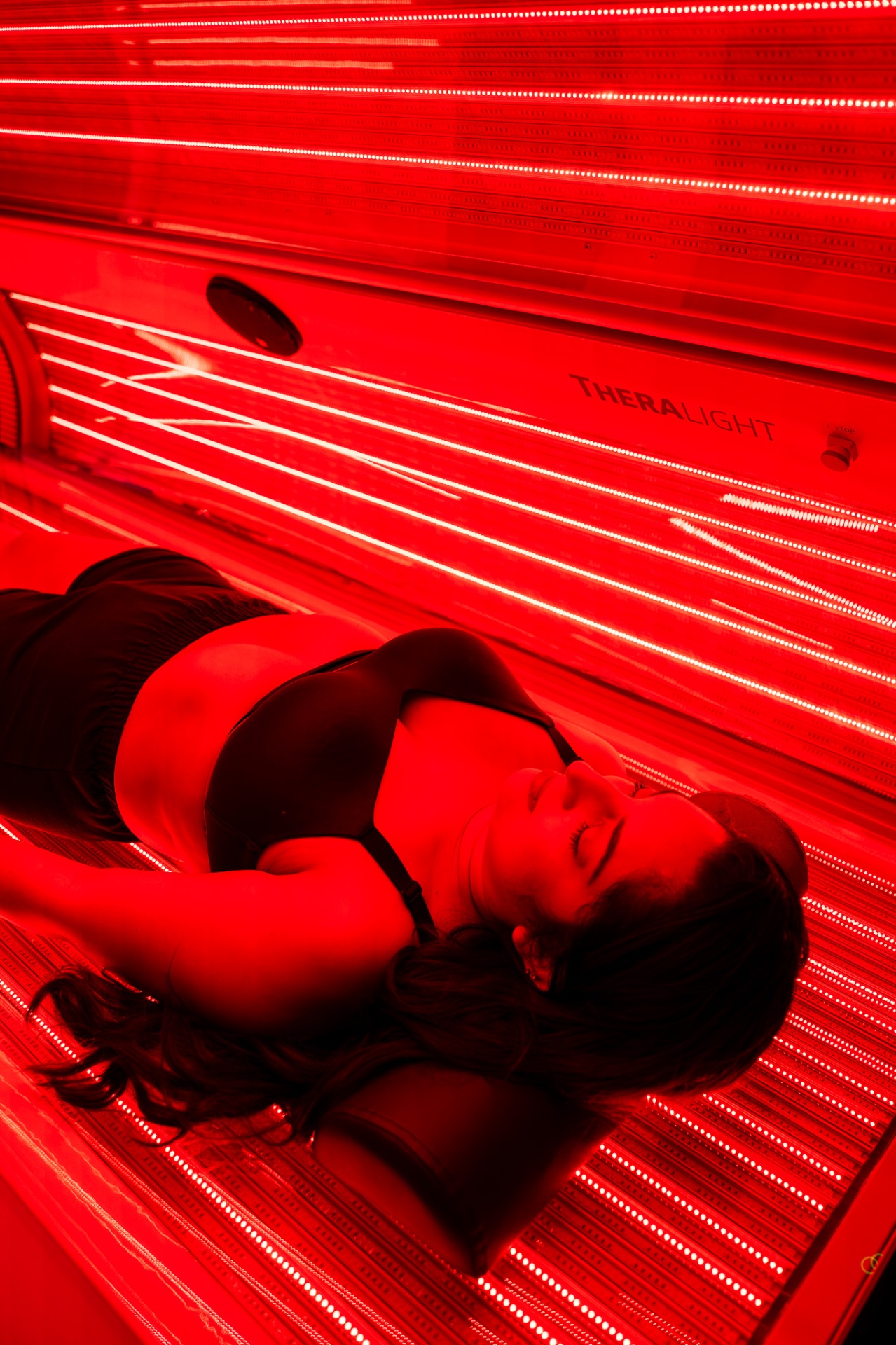 iCRYO One Loudoun guest enjoying red light therapy