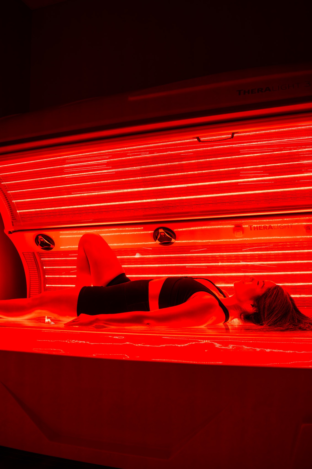 iCRYO One Loudoun guest preparing for a red light session